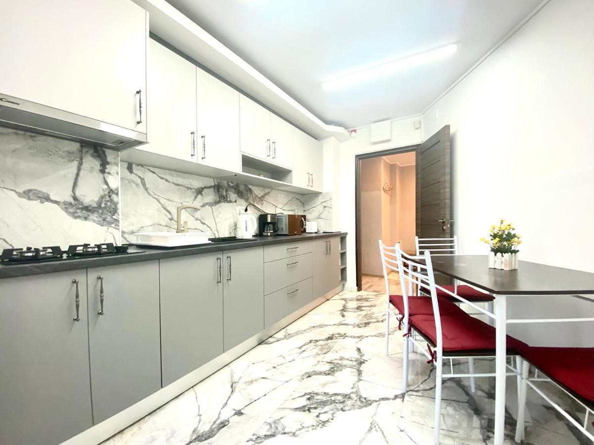 Large Apartment In Ultra-Central Location Brassó Kültér fotó
